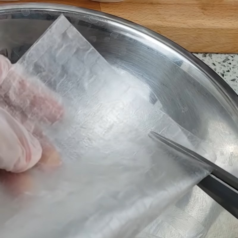 Bước 1 Sơ chế và cắt bánh tráng Bánh tráng sa tế Long An