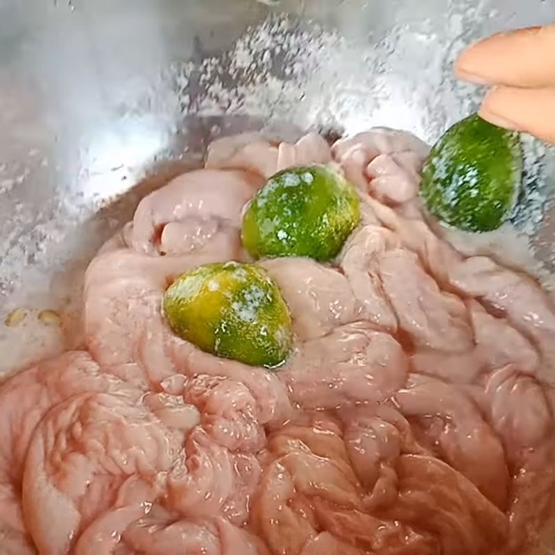 Bước 1 Sơ chế và cắt lòng heo Lòng heo xào dứa (thơm)