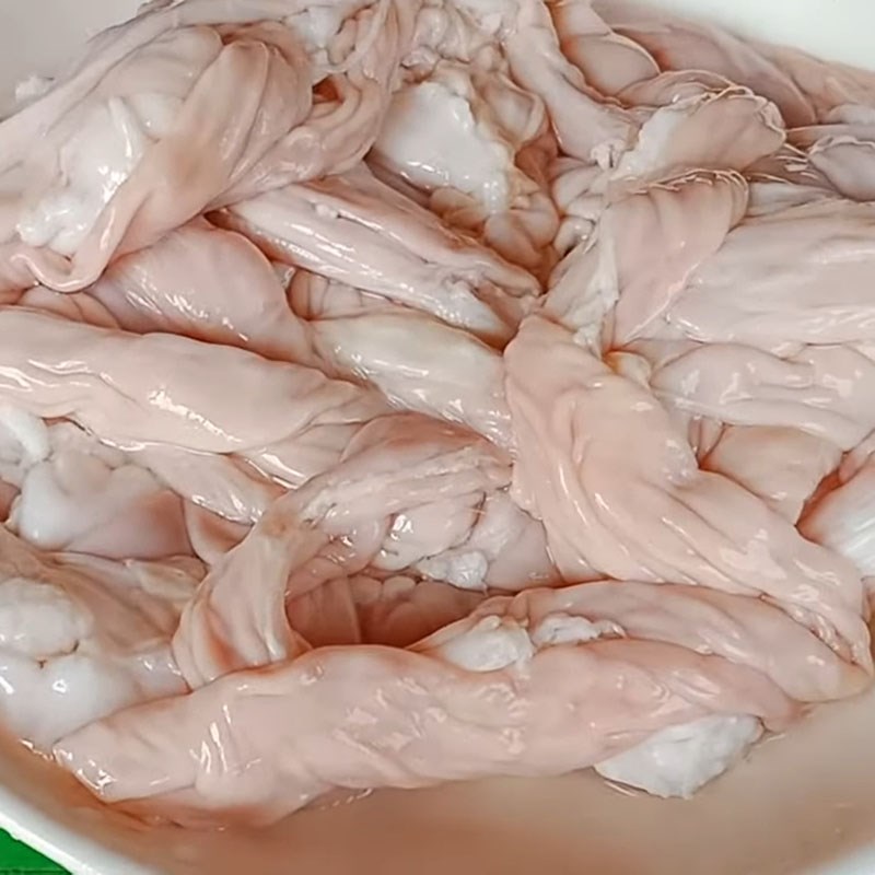 Bước 1 Sơ chế và cắt lòng heo Lòng heo xào dứa (thơm)