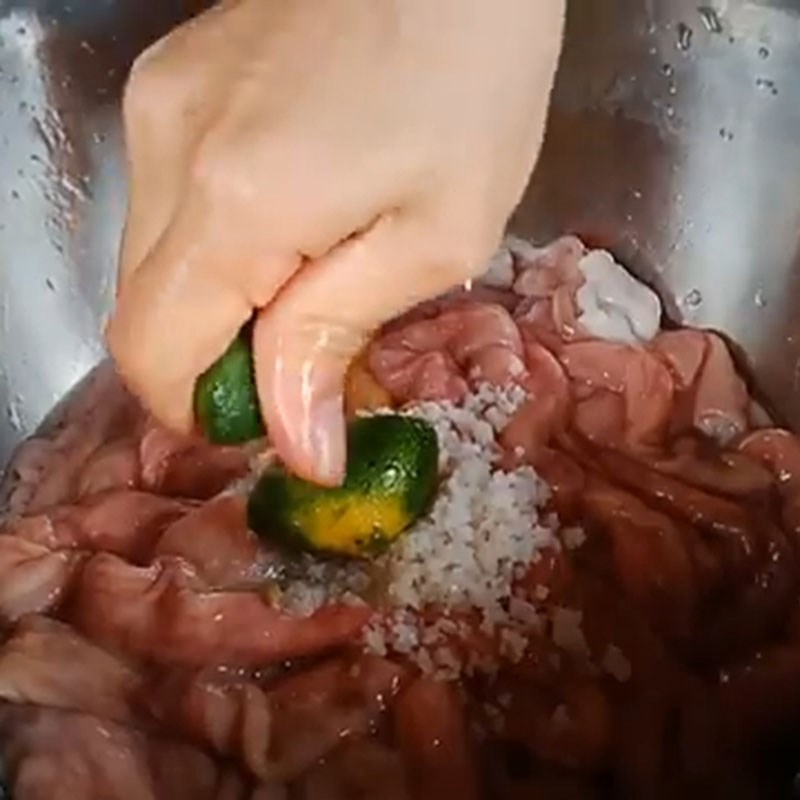 Bước 1 Sơ chế và cắt lòng heo Lòng heo xào giá