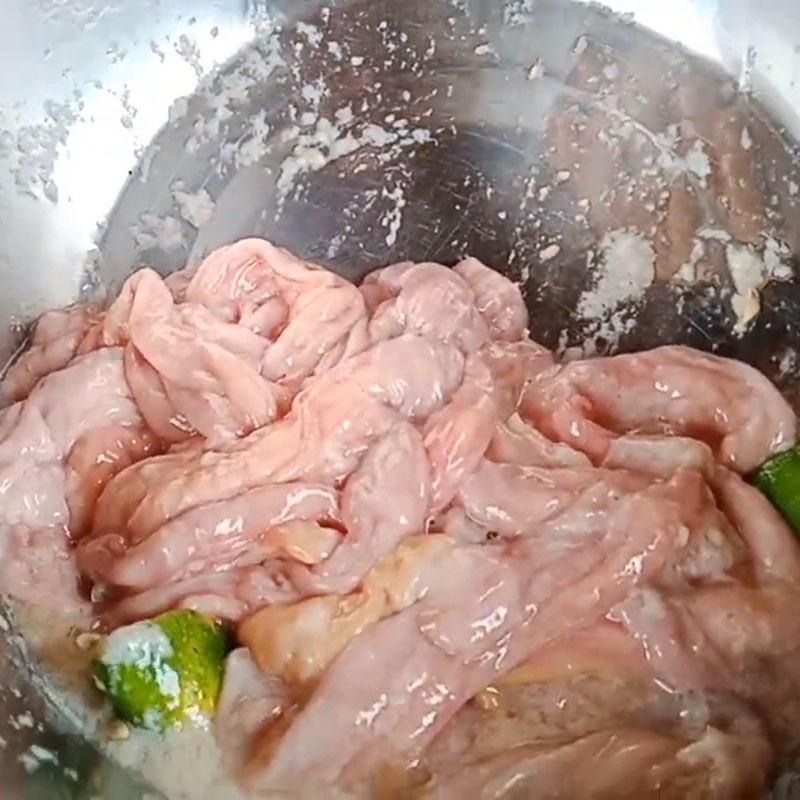 Bước 1 Sơ chế và cắt lòng heo Lòng heo xào giá