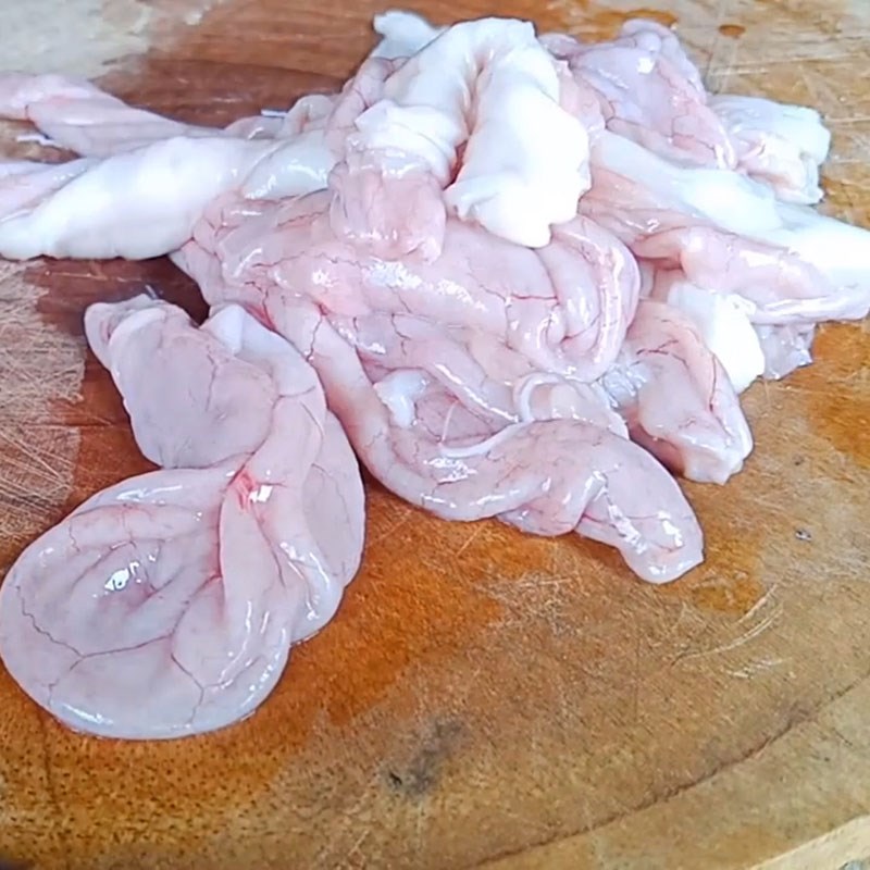 Bước 1 Sơ chế và cắt lòng heo Lòng heo xào giá