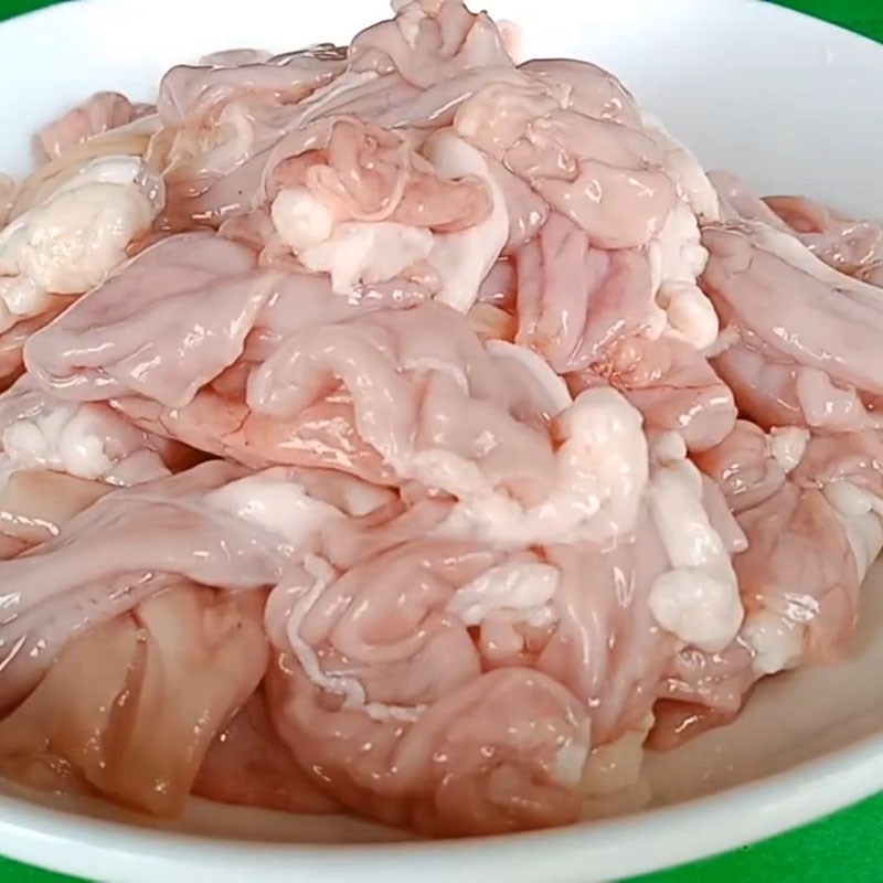 Bước 1 Sơ chế và cắt lòng heo Lòng heo xào giá