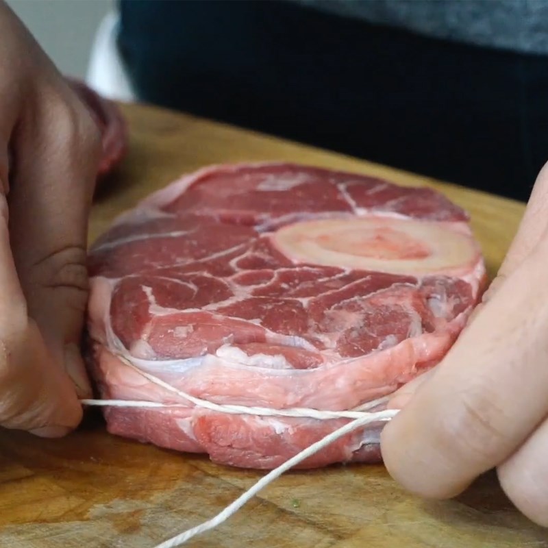 Bước 2 Sơ chế và chiên chân bê Chân giò hầm kiểu Ý