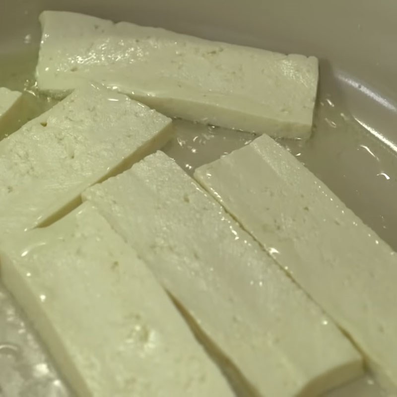 Bước 2 Sơ chế và chiên đậu hũ Đậu hũ xào rau củ