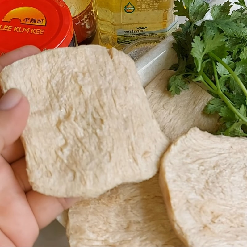 Bước 1 Sơ chế và chiên sườn non chay Sườn non chay khìa ngũ vị