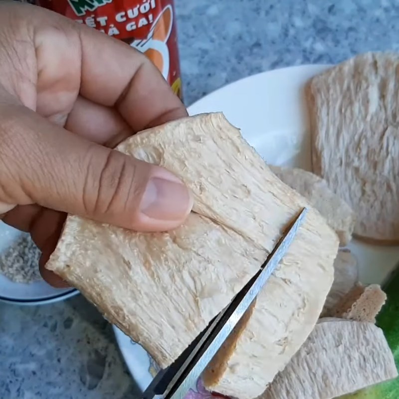 Bước 1 Sơ chế và chiên sườn non chay Sườn non chay khìa coca