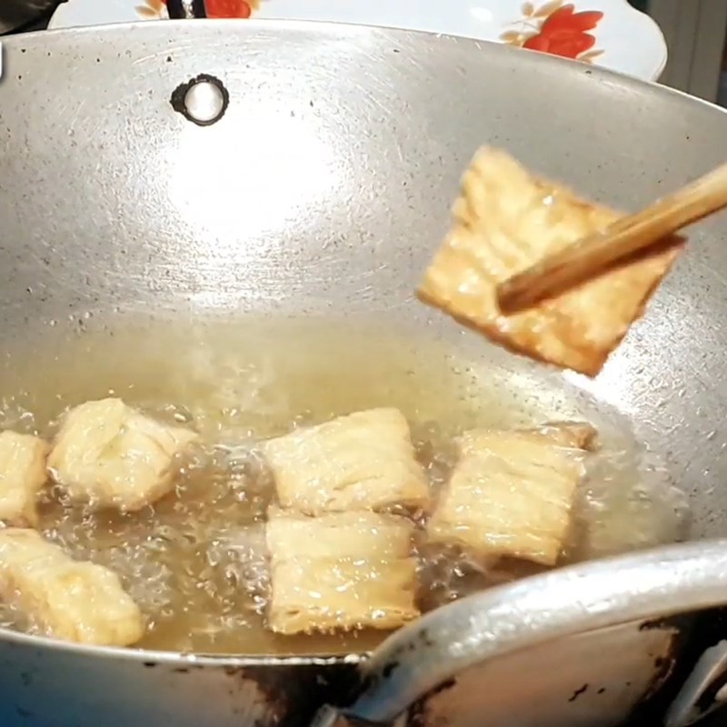 Bước 1 Sơ chế và chiên tàu hũ ky Tàu hũ ky xào ớt chuông