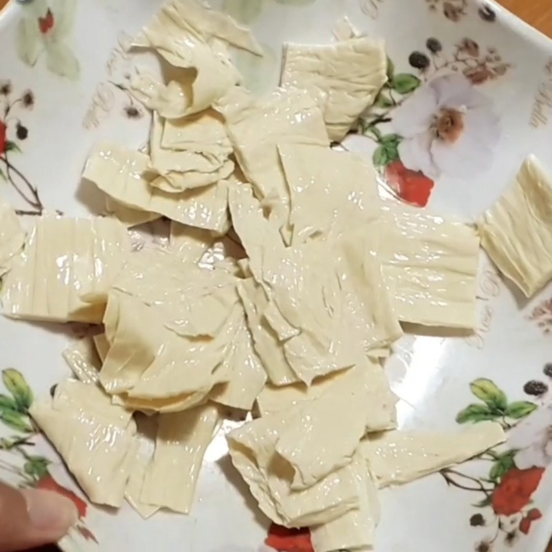 Bước 1 Sơ chế và chiên tàu hũ ky Tàu hũ ky xào ớt chuông
