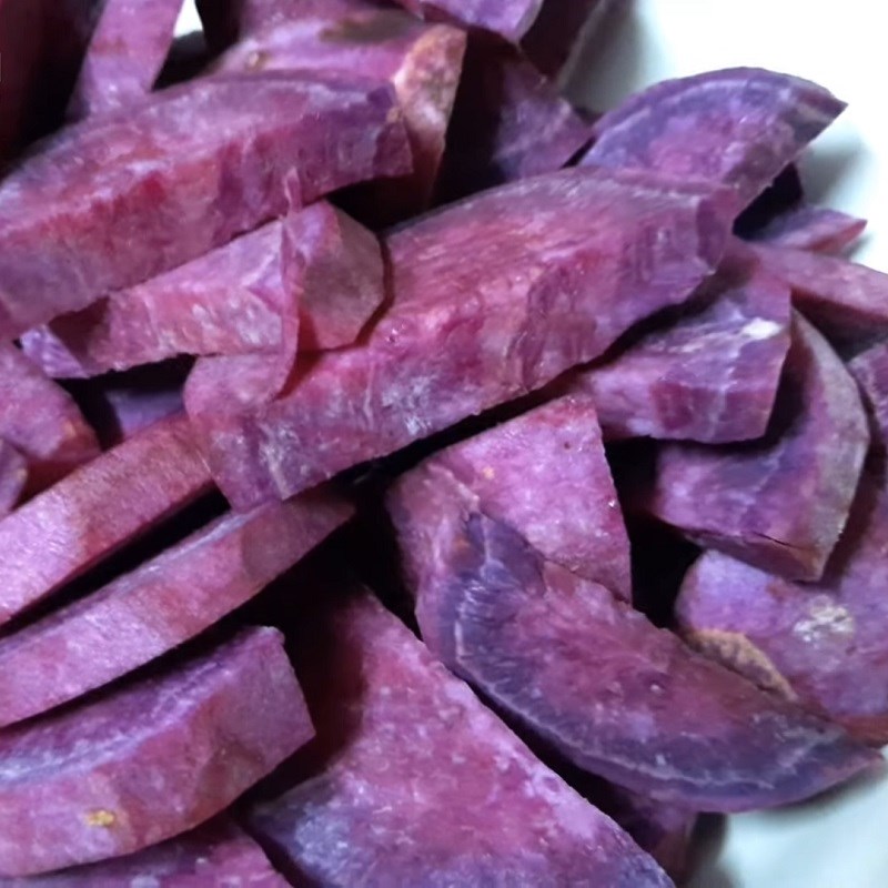 Bước 1 Sơ chế và hấp khoai lang tím Bánh khoai lang tím bọc xúc xích chiên