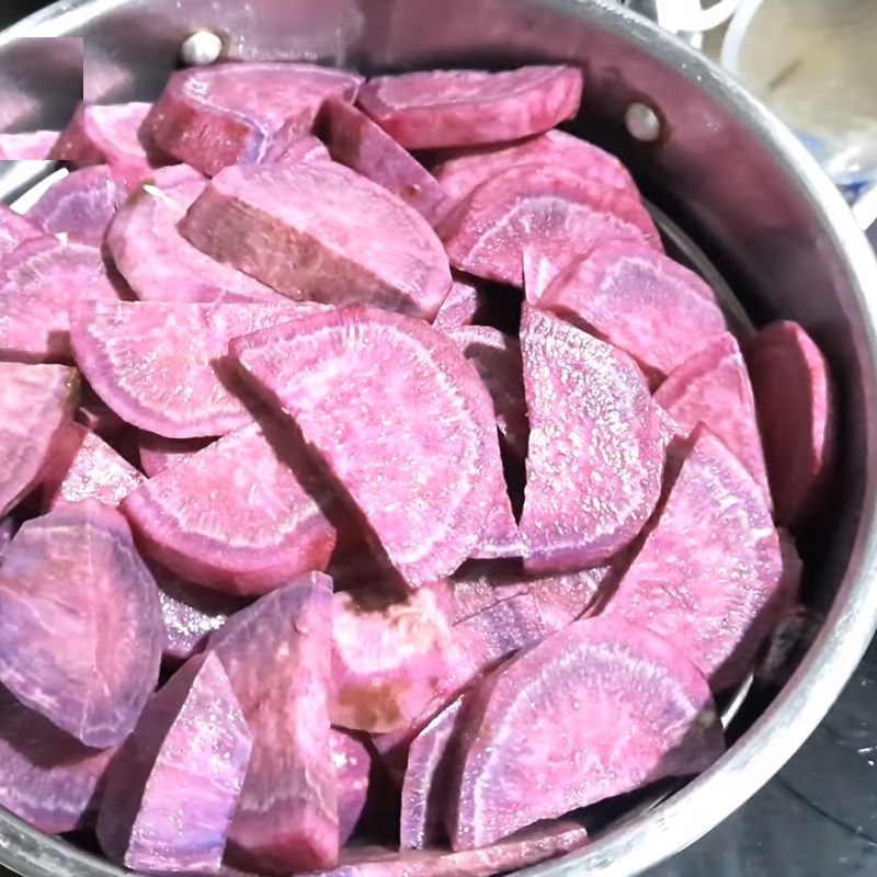 Bước 1 Sơ chế và hấp khoai lang tím Bánh khoai lang tím bọc xúc xích chiên