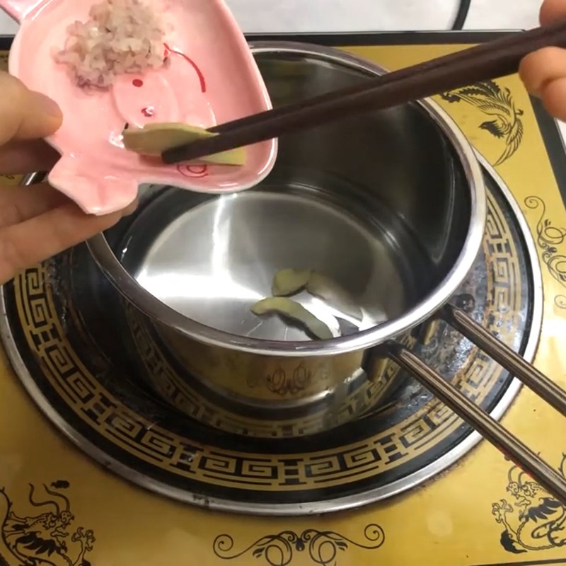 Bước 1 Sơ chế và làm nhuyễn thịt cá hồi Cháo cá hồi rau mồng tơi khoai lang