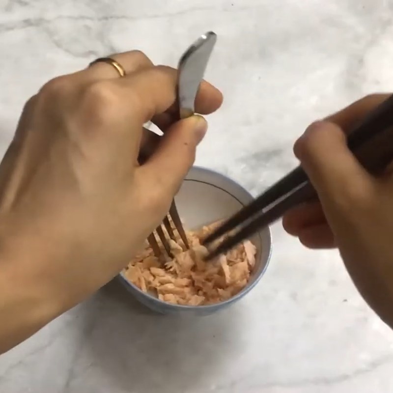 Bước 1 Sơ chế và làm nhuyễn thịt cá hồi Cháo cá hồi rau mồng tơi khoai lang