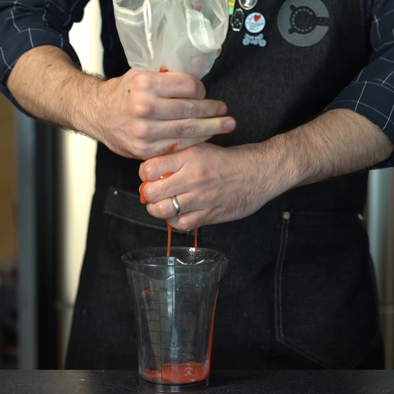 Bước 1 Sơ chế và làm viên đá dâu tây Cocktail dâu tây Tequila
