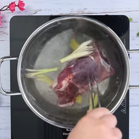 Bước 1 Sơ chế và luộc bắp bò Bắp bò ngâm chua ngọt