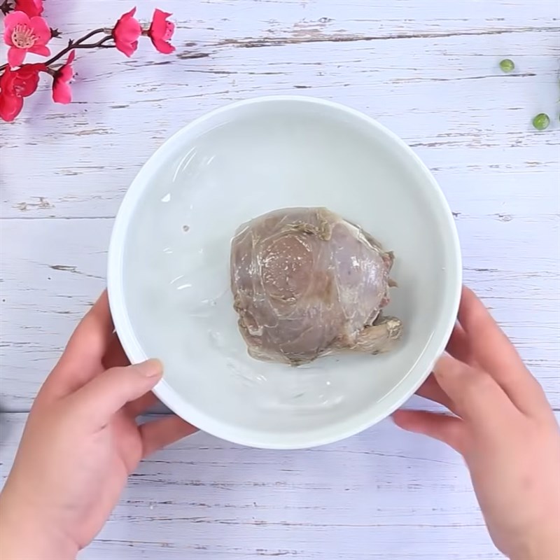 Bước 1 Sơ chế và luộc bắp bò Bắp bò ngâm chua ngọt