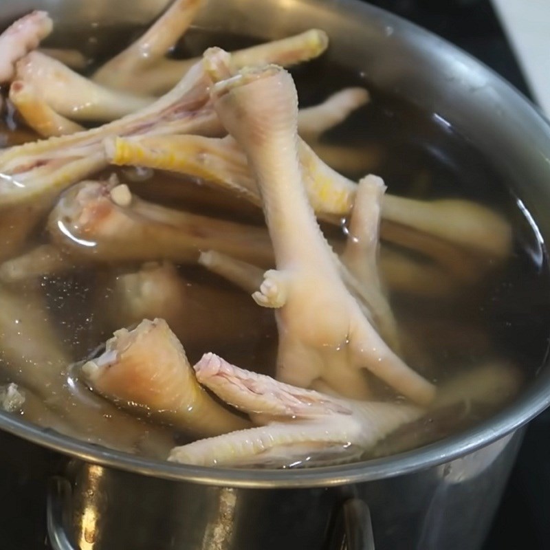 Bước 1 Sơ chế và luộc chân gà Chân gà rút xương ngâm sả tắc
