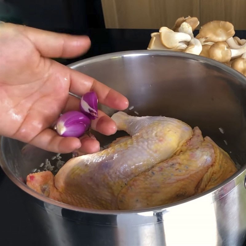 Bước 2 Sơ chế và luộc gà Gỏi gà rau lang
