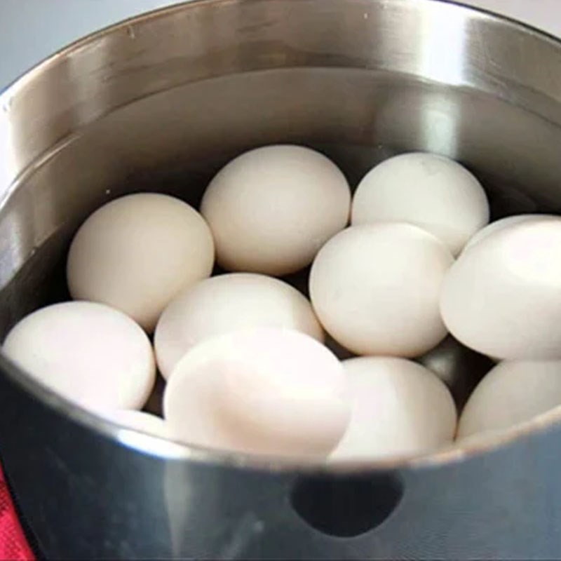 Bước 1 Sơ chế và luộc hột vịt lộn Hột vịt lộn nướng muối ớt (Công thức chia sẻ bởi người dùng)
