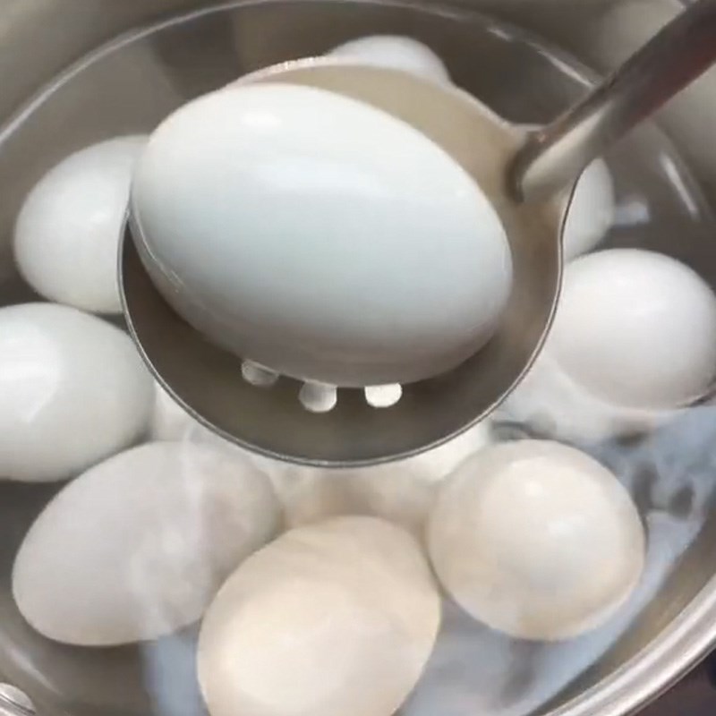 Bước 1 Sơ chế và luộc hột vịt lộn Hột vịt lộn nướng (Công thức được chia sẻ từ TikTok Cách Nấu Ngon cùng Cách Nấu Ngon)