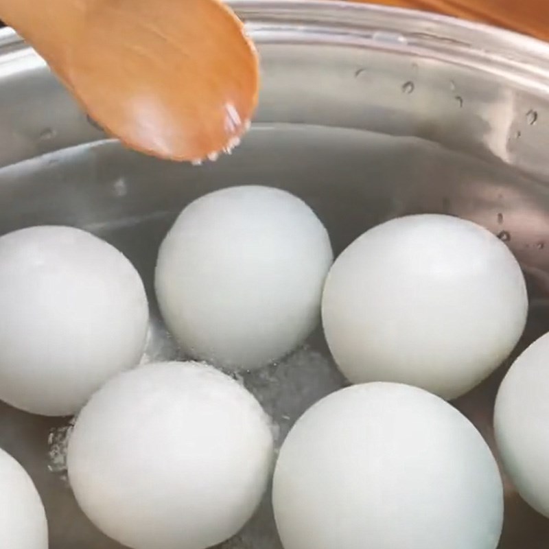 Bước 1 Sơ chế và luộc hột vịt lộn Hột vịt lộn nướng (Công thức được chia sẻ từ TikTok Cách Nấu Ngon cùng Cách Nấu Ngon)