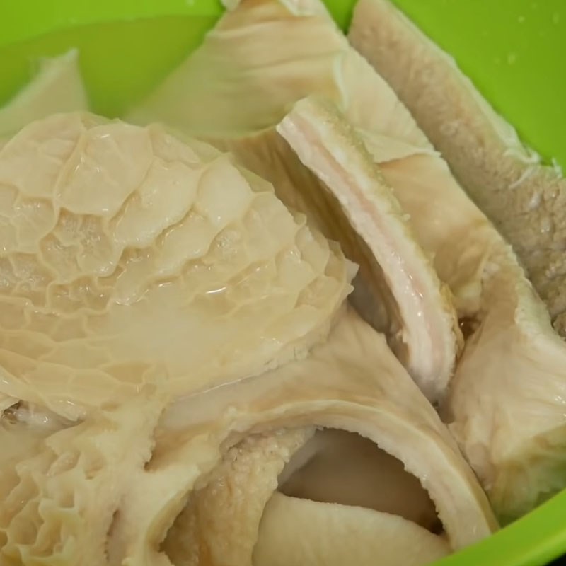 Bước 1 Sơ chế và luộc lòng bò Lòng bò khìa bằng nồi áp suất điện