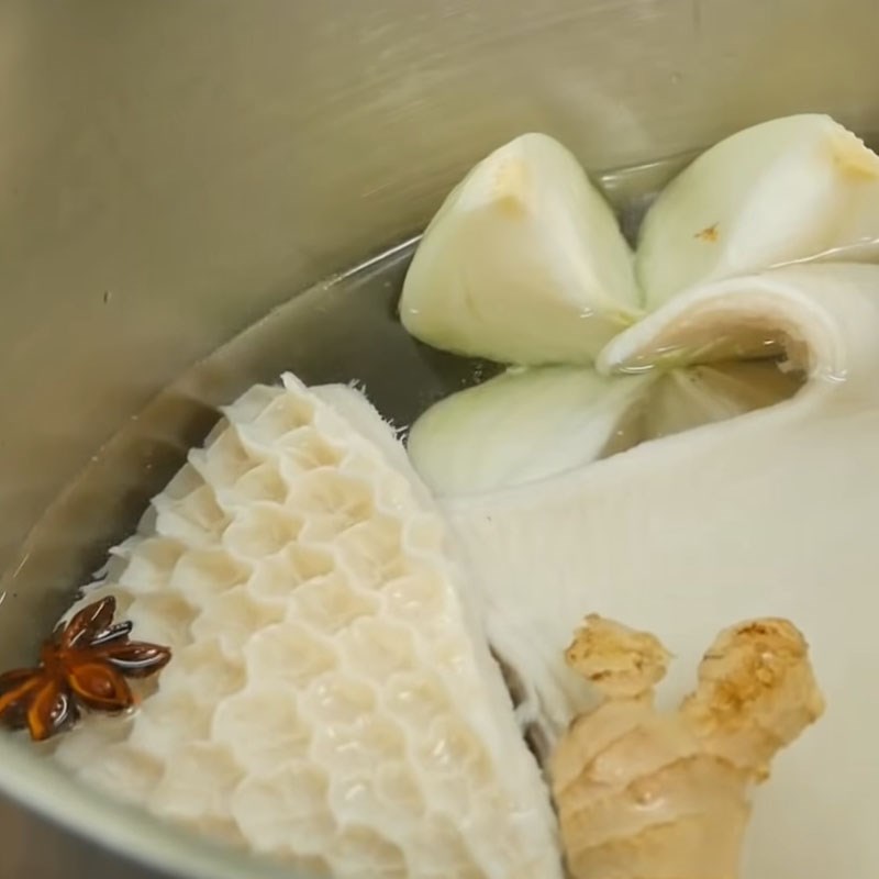 Bước 1 Sơ chế và luộc lòng bò Lòng bò khìa bằng nồi áp suất điện