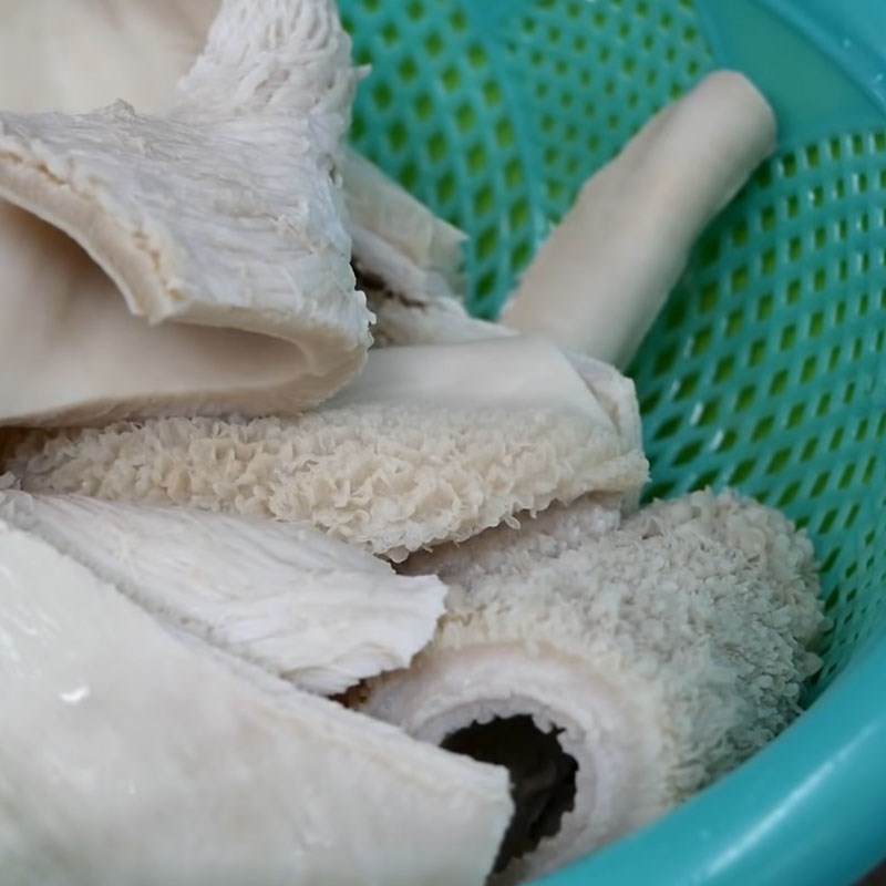 Bước 1 Sơ chế và luộc lòng bò Lòng bò khìa bằng nồi áp suất điện