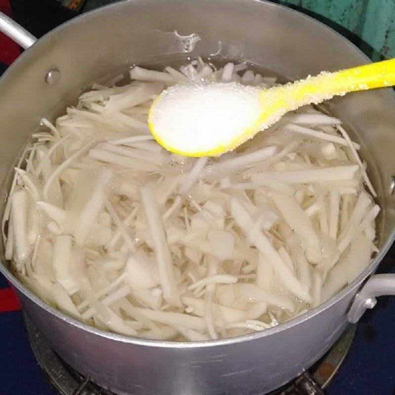 Bước 2 Sơ chế và luộc măng Ếch xào măng