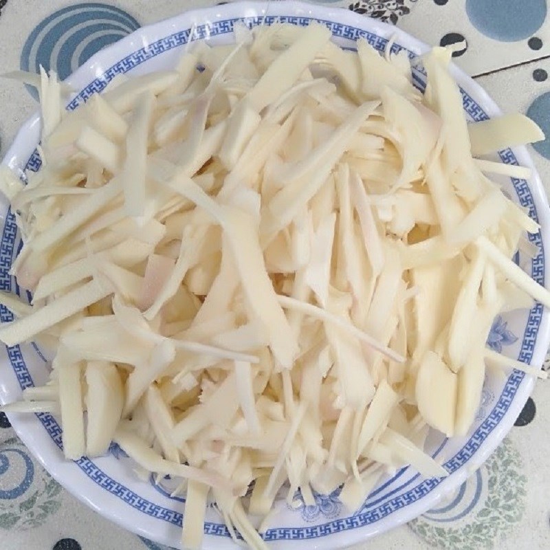Bước 2 Sơ chế và luộc măng Ếch xào măng