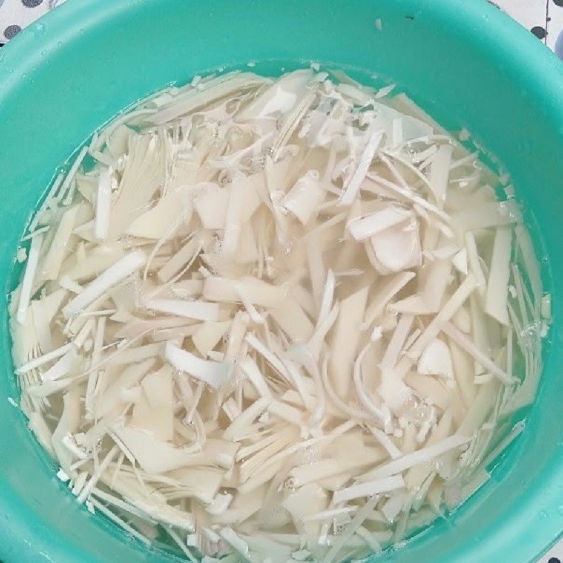 Bước 2 Sơ chế và luộc măng Ếch xào măng