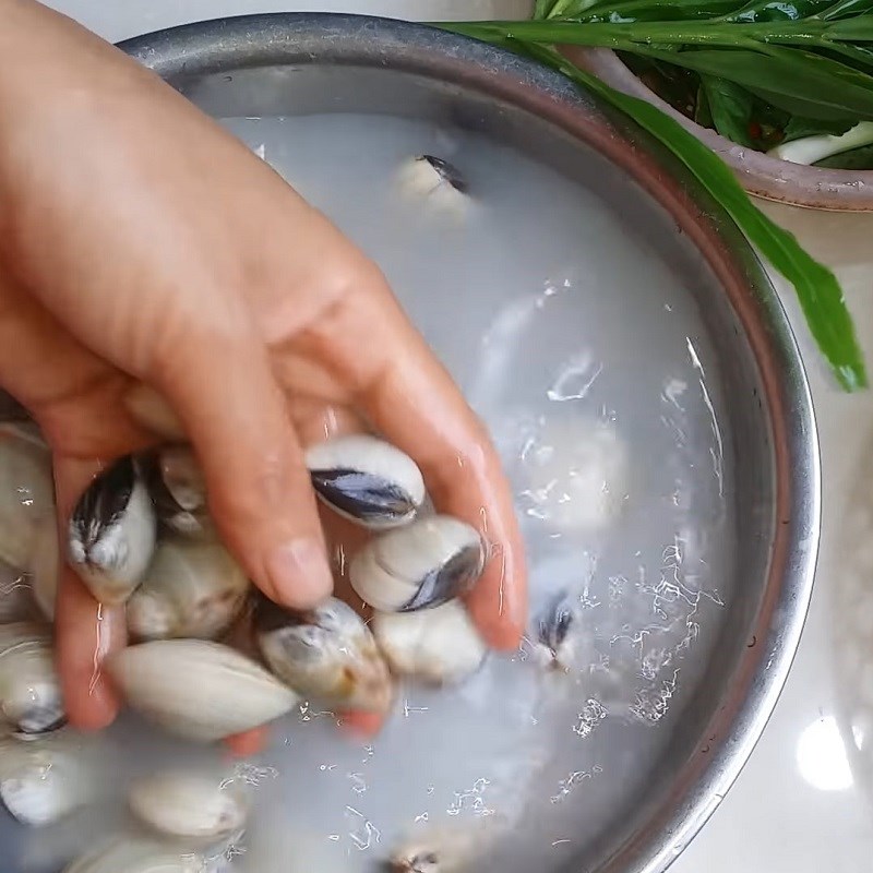 Bước 1 Sơ chế và luộc nghêu Canh nghêu nấu mướp