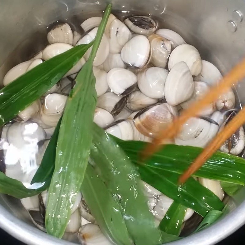 Bước 1 Sơ chế và luộc nghêu Canh nghêu nấu mướp