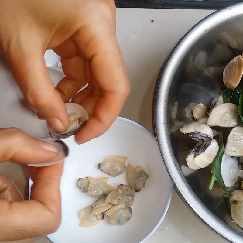Bước 1 Sơ chế và luộc nghêu Canh nghêu nấu mướp