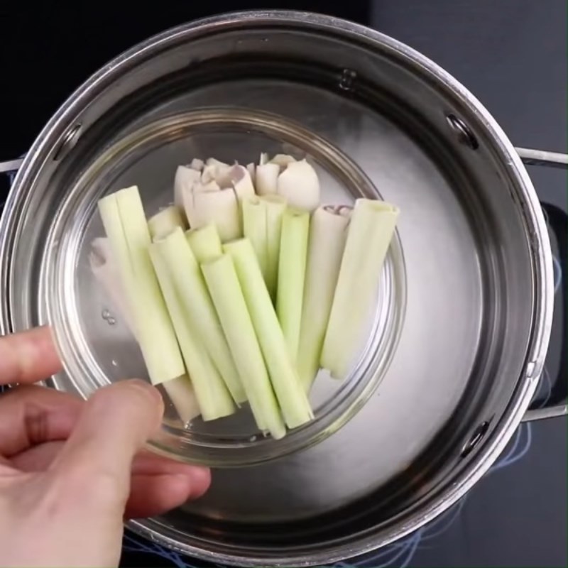 Bước 1 Sơ chế và luộc sả Trà cam sả
