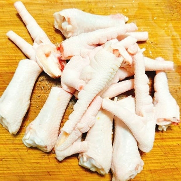 Bước 1 Sơ chế và luộc thịt gà Chân gà xào giấm ớt