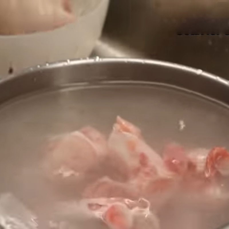 Bước 1 Sơ chế và nấu nước dùng xương heo Bún chả cua Huế