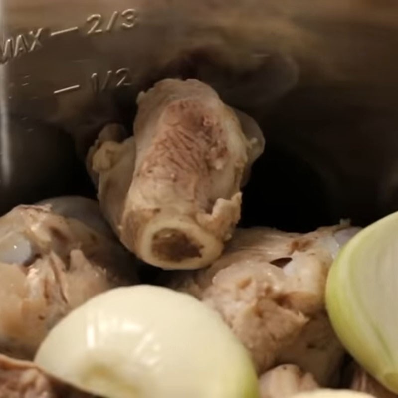 Bước 1 Sơ chế và nấu nước dùng xương heo Bún chả cua Huế