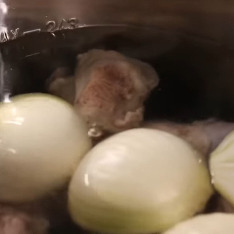 Bước 1 Sơ chế và nấu nước dùng xương heo Bún chả cua Huế