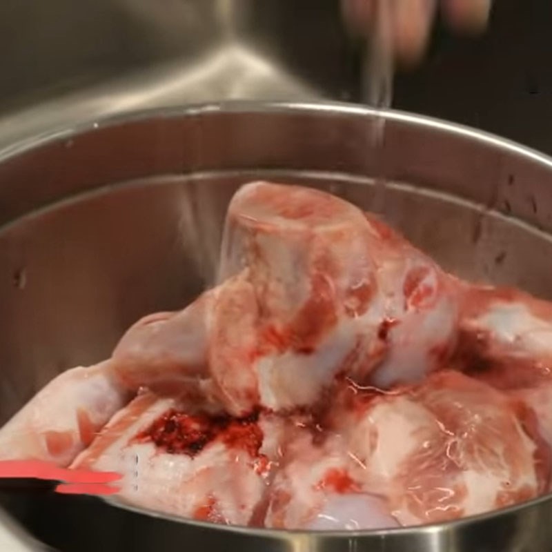 Bước 1 Sơ chế và nấu nước dùng xương heo Bún chả cua Huế