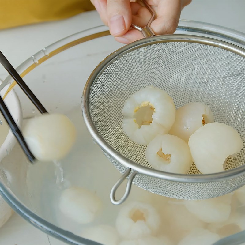 Bước 2 Sơ chế và ngâm vải Panna cotta thạch vải