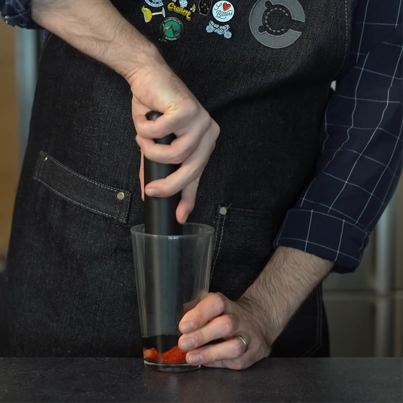 Bước 1 Sơ chế và nghiền dâu Cocktail dâu tây chanh