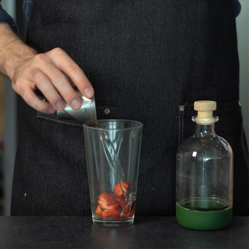Bước 1 Sơ chế và nghiền dâu Cocktail dâu tây chanh