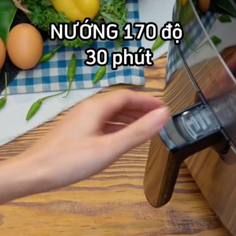 Bước 2 Sơ chế và nướng đùi gà Cơm chiên muối ớt xanh (Công thức từ kênh Tiktok Cách Nấu Ngon cùng Cách Nấu Ngon)