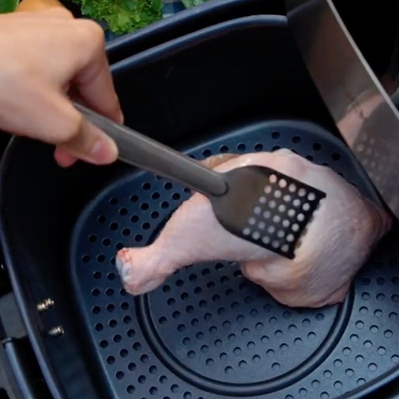 Bước 2 Sơ chế và nướng đùi gà Cơm chiên muối ớt xanh (Công thức từ kênh Tiktok Cách Nấu Ngon cùng Cách Nấu Ngon)