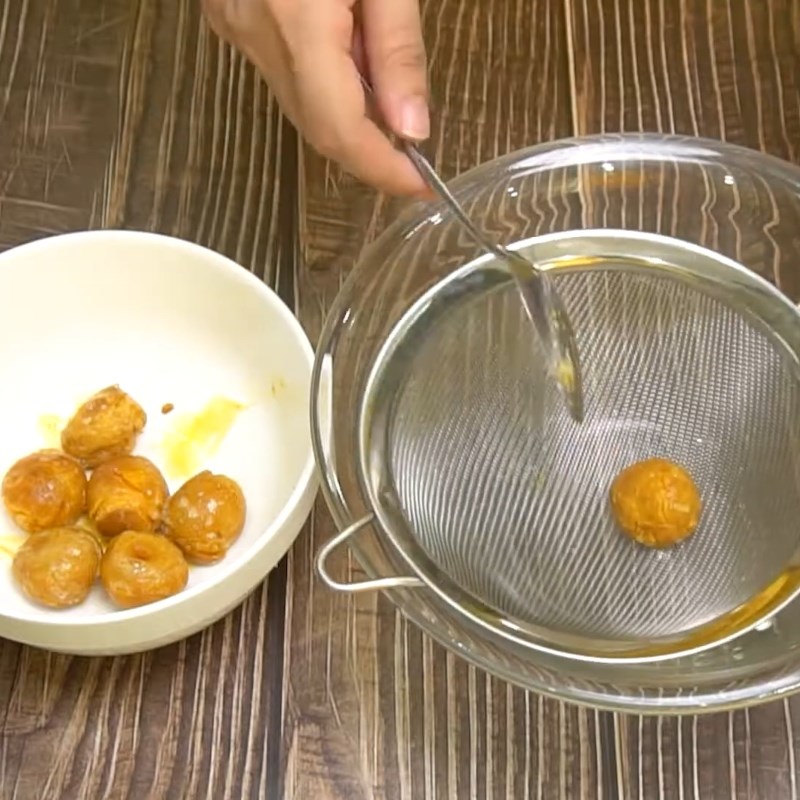 Bước 1 Sơ chế và nướng trứng muối Bánh trung thu kim sa trứng muối bằng nồi chiên không dầu