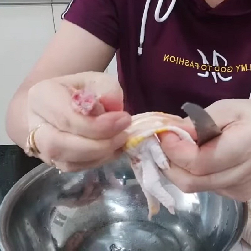 Bước 1 Sơ chế và rút xương chân gà Gỏi chân gà ngó sen