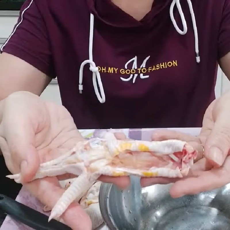 Bước 1 Sơ chế và rút xương chân gà Gỏi chân gà ngó sen