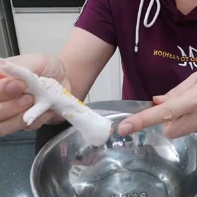 Bước 1 Sơ chế và rút xương chân gà Gỏi chân gà ngó sen