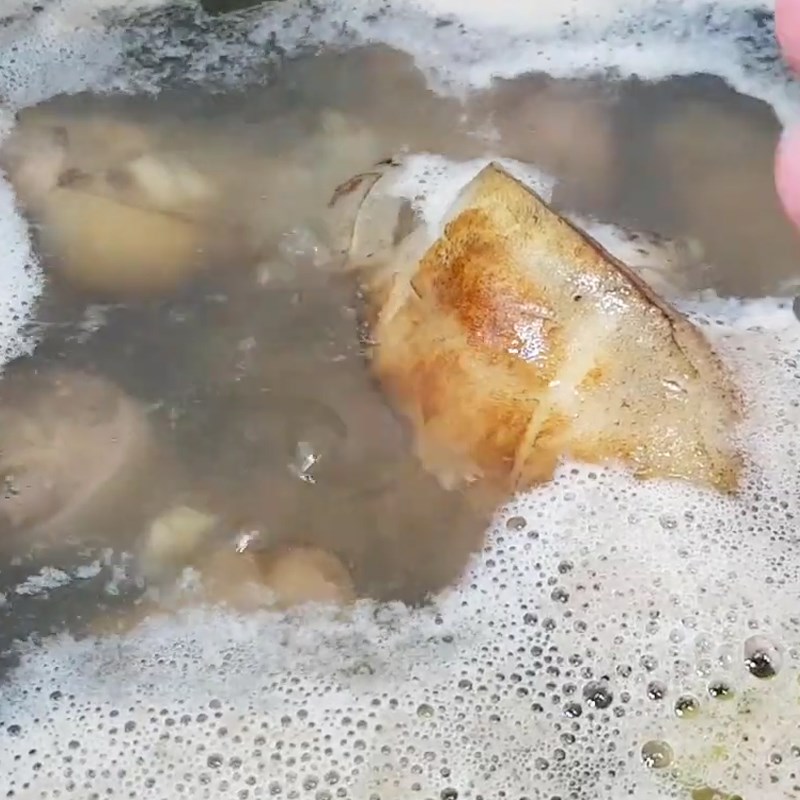 Bước 2 Sơ chế và trụng đuôi bò Đuôi bò hầm sả